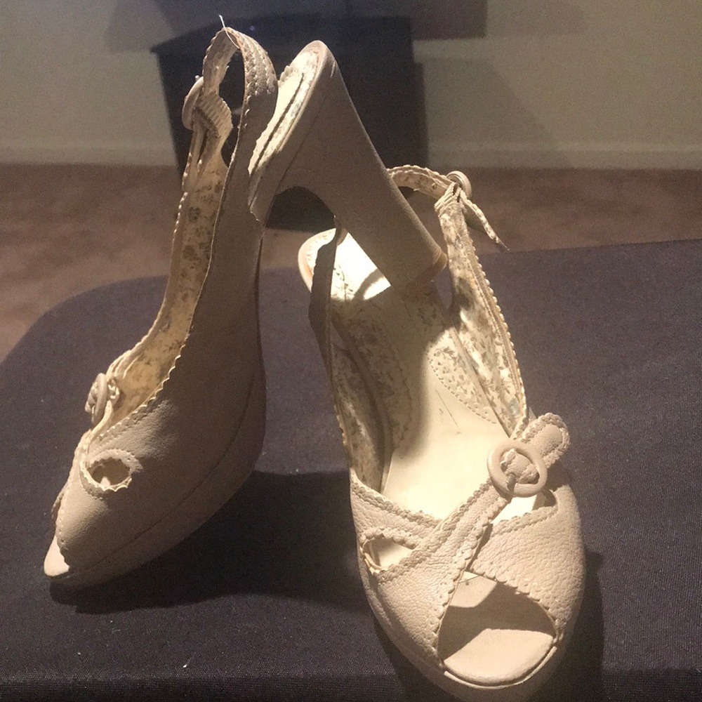 Tan Nine West 7 1/2 leather upper peep toe